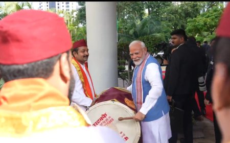 सिंगापुर में पीएम मोदी ने कलाकारों के साथ बजाया ढोल