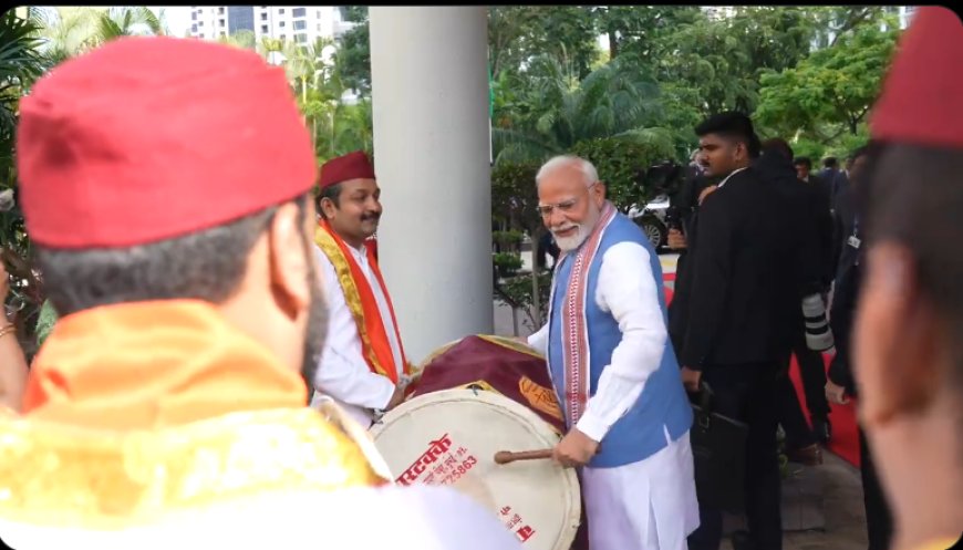 सिंगापुर में पीएम मोदी ने कलाकारों के साथ बजाया ढोल