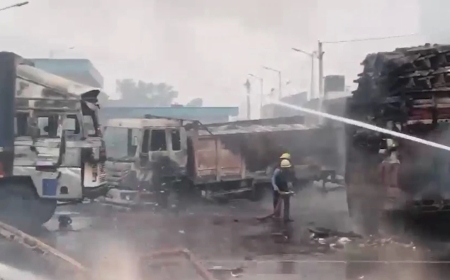 दो ट्रकों की टक्कर से हुआ भीषण सड़क हादसा, अब तक 7 लोगों की हुई मौत