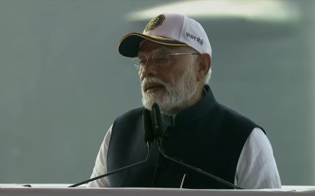 प्रधानमंत्री नरेंद्र मोदी ने देश को तीन मेड इन इंडिया युद्धपोत किए समर्पित