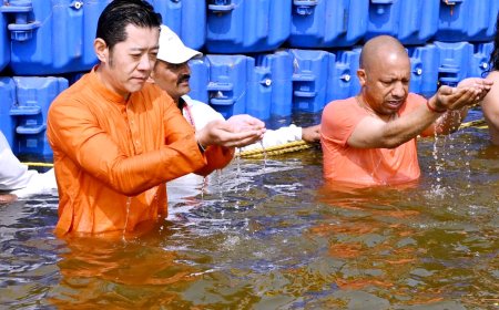 महाकुंभ 2025ः भूटान नरेश जिग्मे खेसर नामग्याल वांगचुक ने लगाई आस्था की डुबकी
