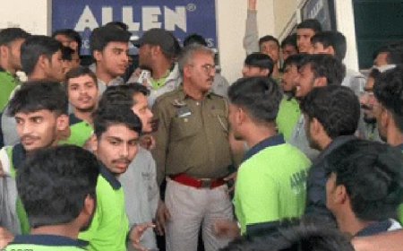 एलन के विद्यार्थियों ने किया विरोध प्रदर्शन, फीस वापस करने या फैकल्टी वापस लाने की मांग