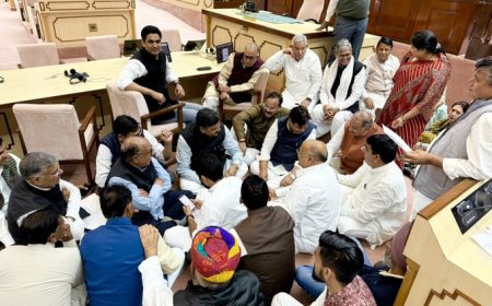 राजस्थान विधानसभा में रात भर कांग्रेसी नेताओं ने किया विरोध प्रदर्शन