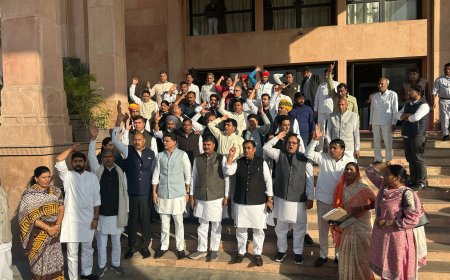 गहलोत-पायलट समेत पूरी प्रदेश कांग्रेस के नेताओं ने किया विधानसभा का घेराव