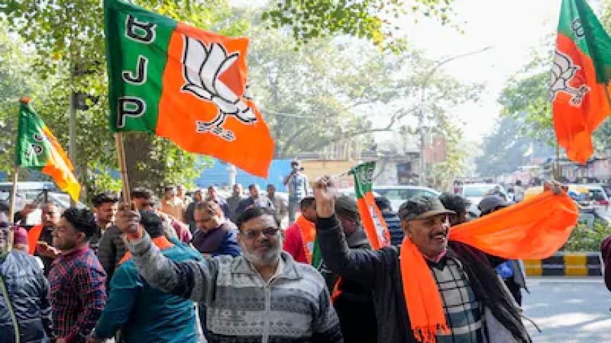 दिल्ली में 27 साल बाद खिला कमल, आप पर फिरी झाडू