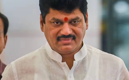 मुख्यमंत्री देवेंद्र फडणवीस ने मंत्री धनंजय मुंडे का इस्तीफा किया स्वीकार, मुंडे को मंत्री पद से किया मुक्त